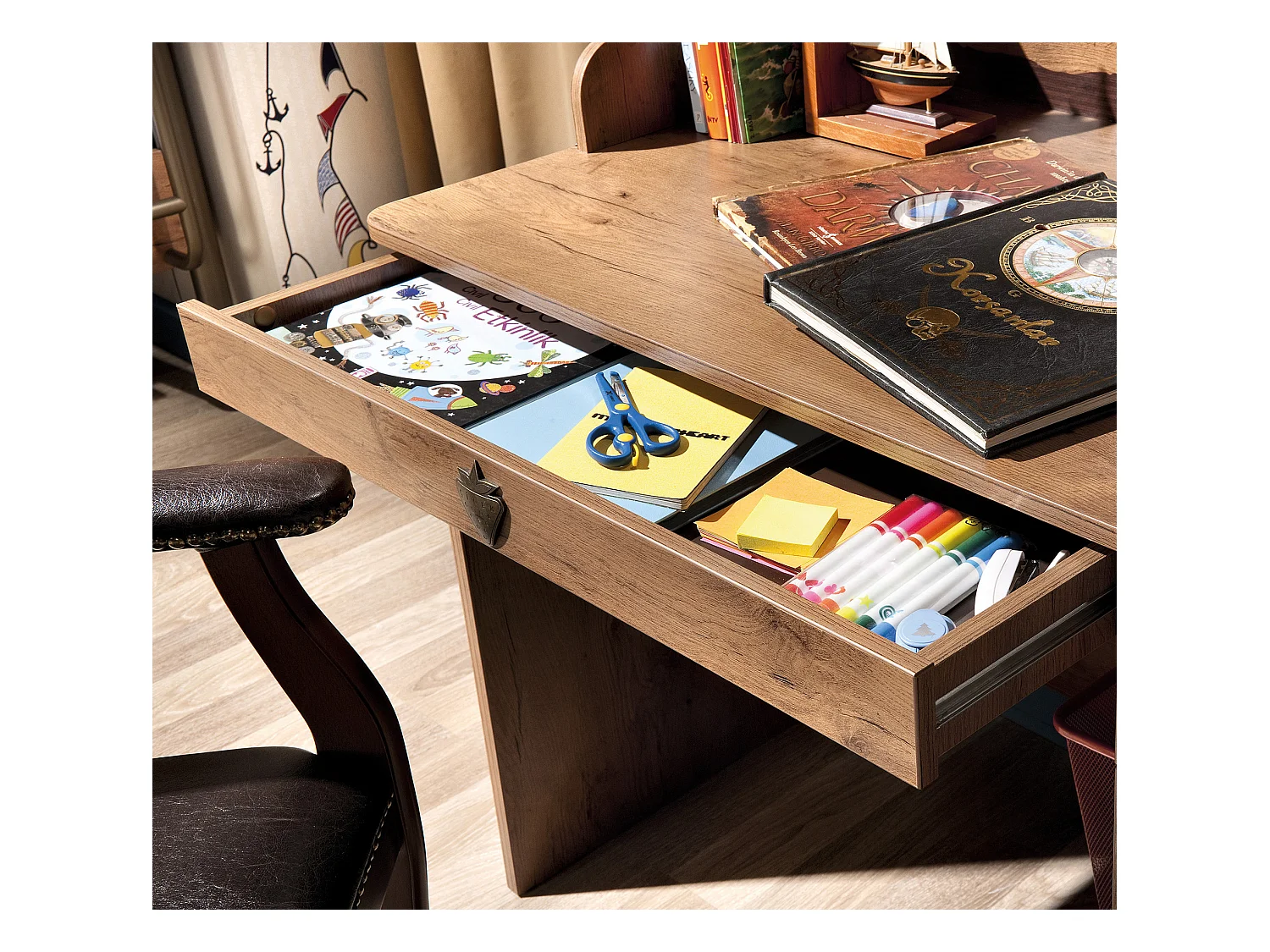 Bureau enfant Pirate bois clair