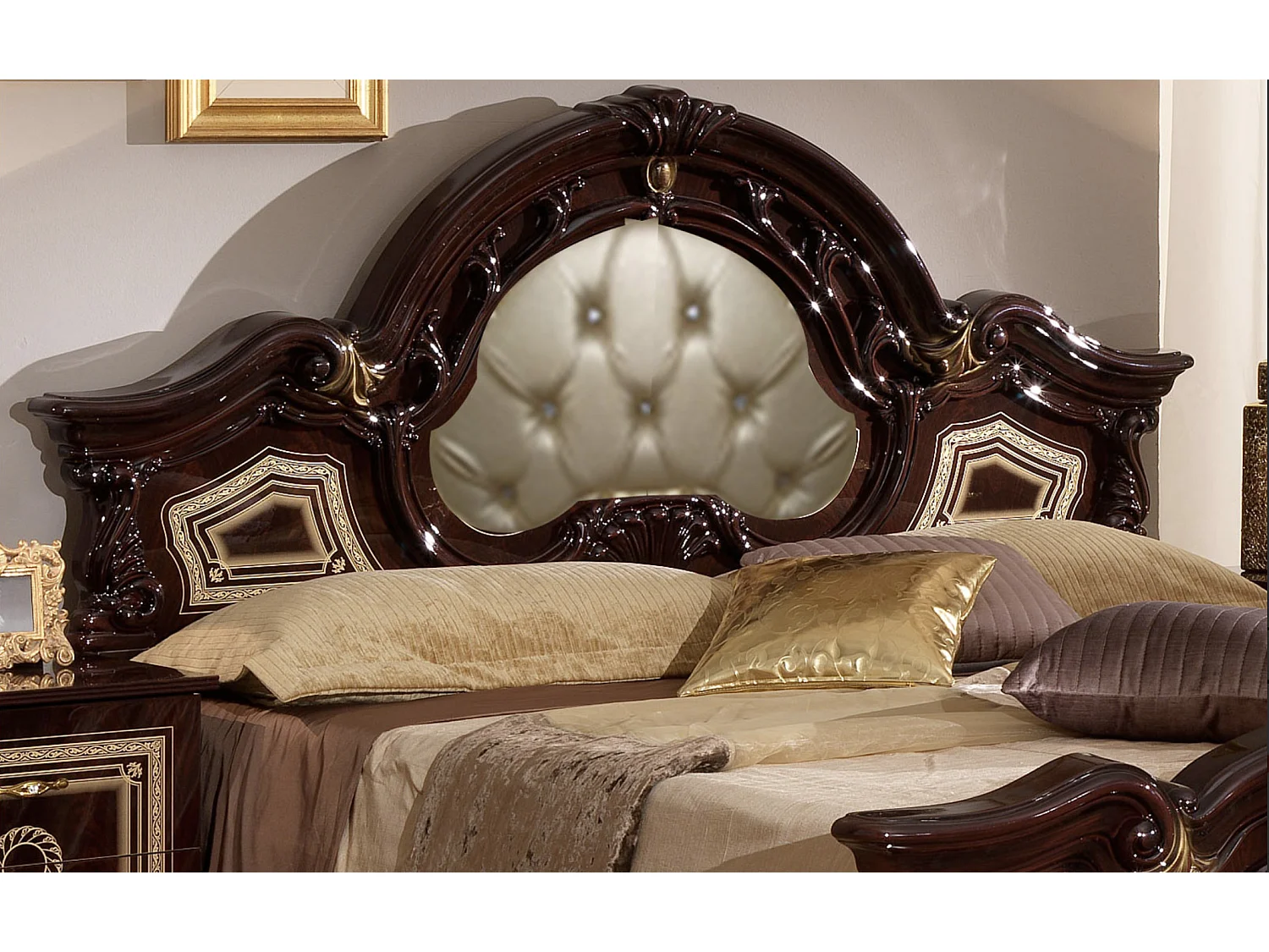 Lit baroque laqué acajou tête de lit capitonnée simili cuir beige Soraya 180x200