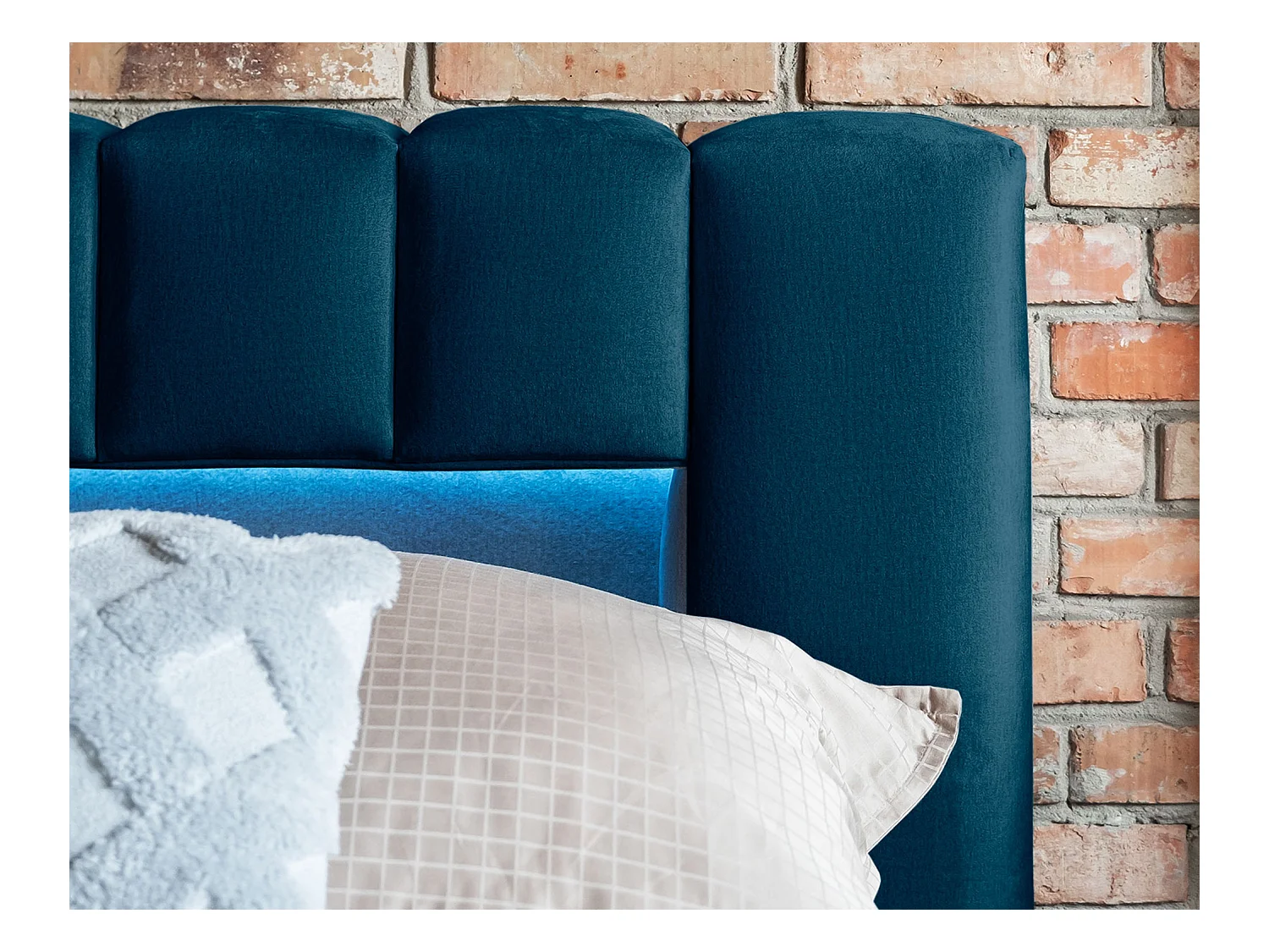 Lit design avec coffre tapissé velours Luto-Couleur Bleu pétrole-160x200