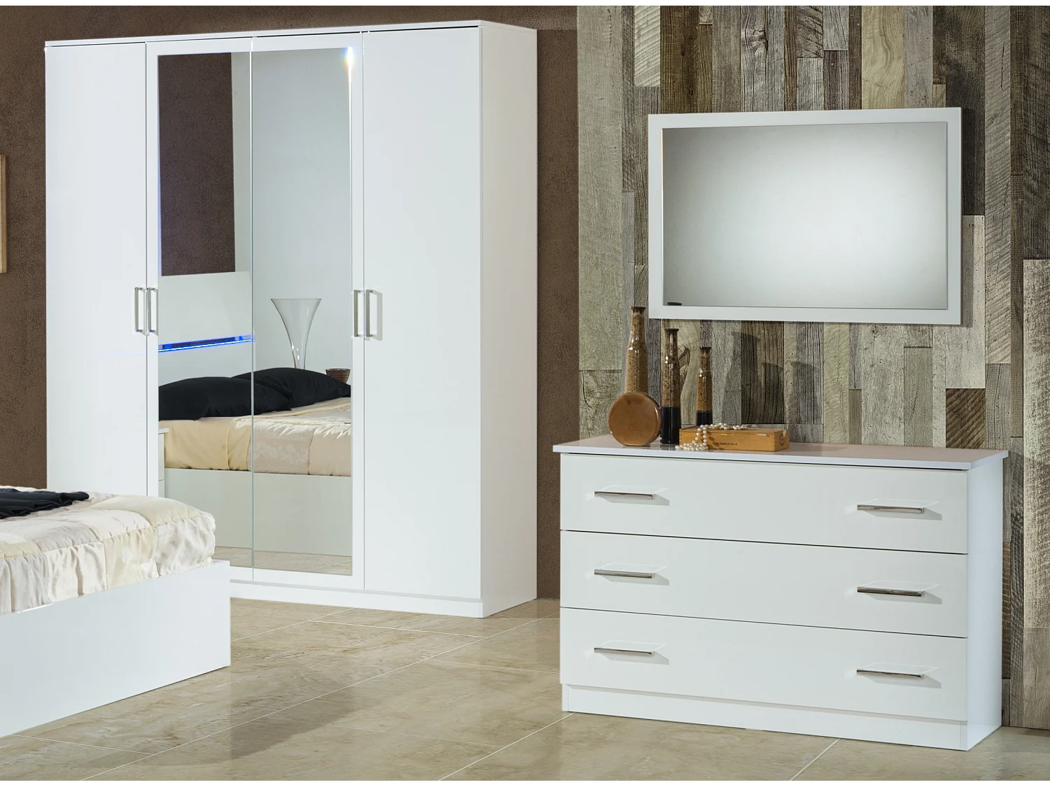 Moderne slaapkamerkast met 4 draaideuren in wit gelakt hout en Mona spiegel 181 cm