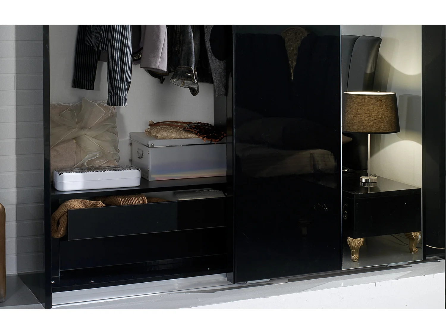 Grande armoire de chambre design 3 portes coulissantes bois laqué blanc et doré Jade 270cm