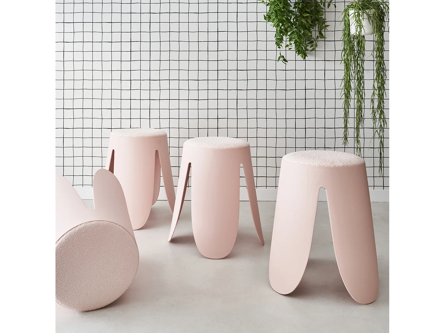 Set di 4 sgabelli impilabili in materiale bouclé, rosa pallido