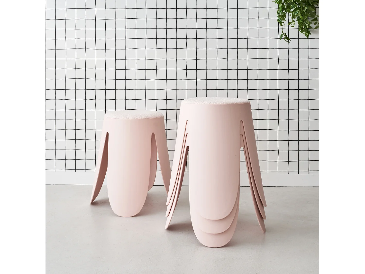 Set di 4 sgabelli impilabili in materiale bouclé, rosa pallido