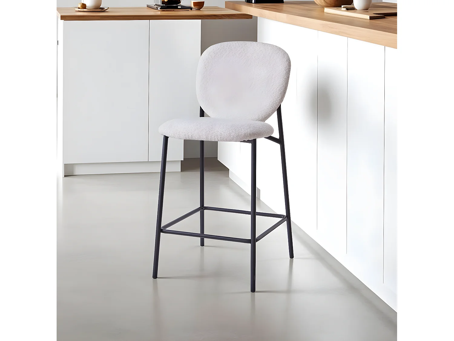 Lot de 2 tabourets de bar en tissu bouclette écru, piètement métal noir - Betty