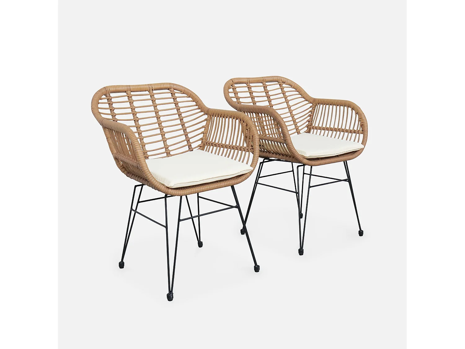 Lot de deux fauteuils effet rotin- résine et métal noir. style colonial. assise beige