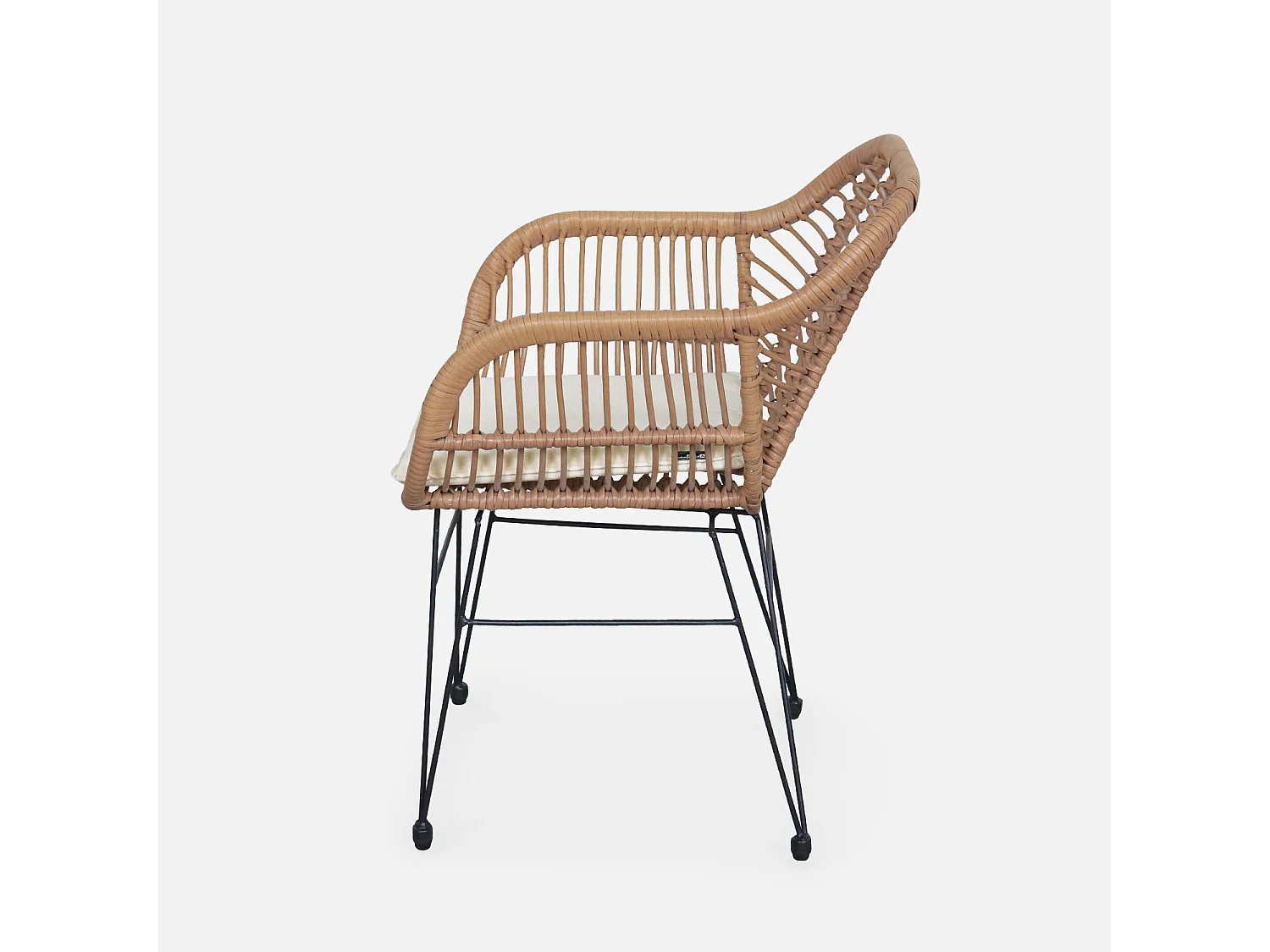 Lot de deux fauteuils effet rotin- résine et métal noir. style colonial. assise beige