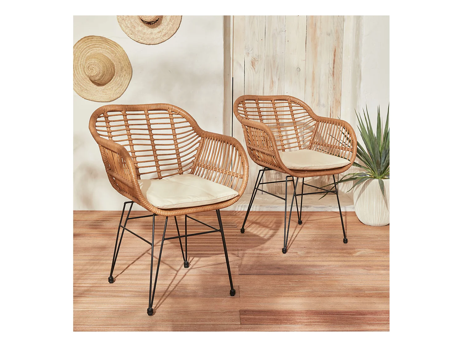 Lot de deux fauteuils effet rotin- résine et métal noir. style colonial. assise beige