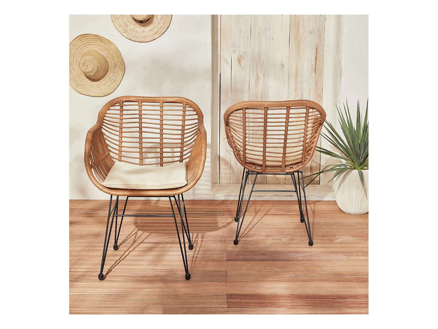 Lot de deux fauteuils effet rotin- résine et métal noir. style colonial. assise beige