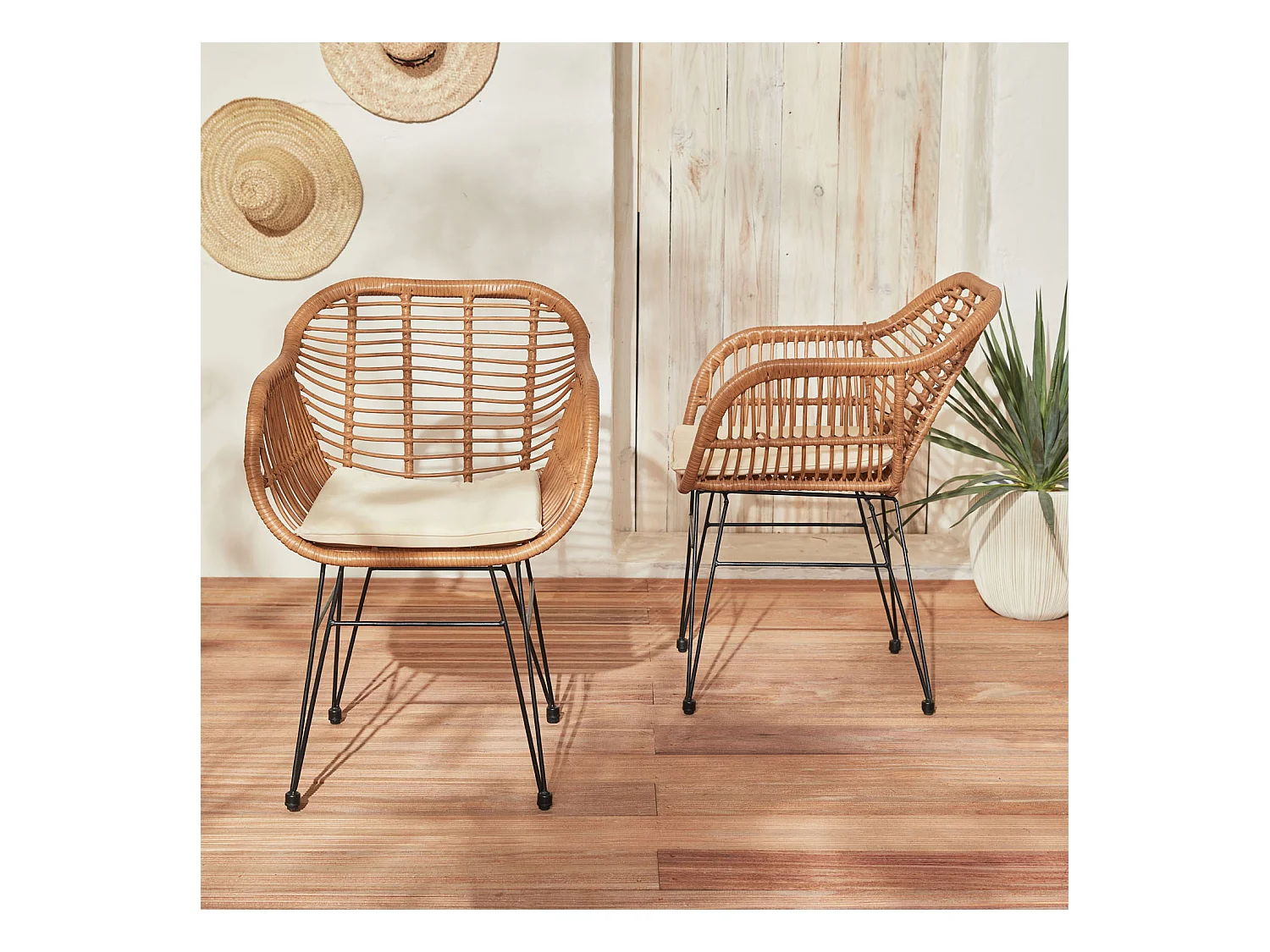 Lot de deux fauteuils effet rotin- résine et métal noir. style colonial. assise beige