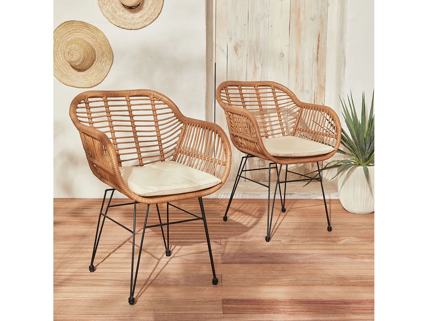 Lot de deux fauteuils effet rotin- résine et métal noir. style colonial. assise beige