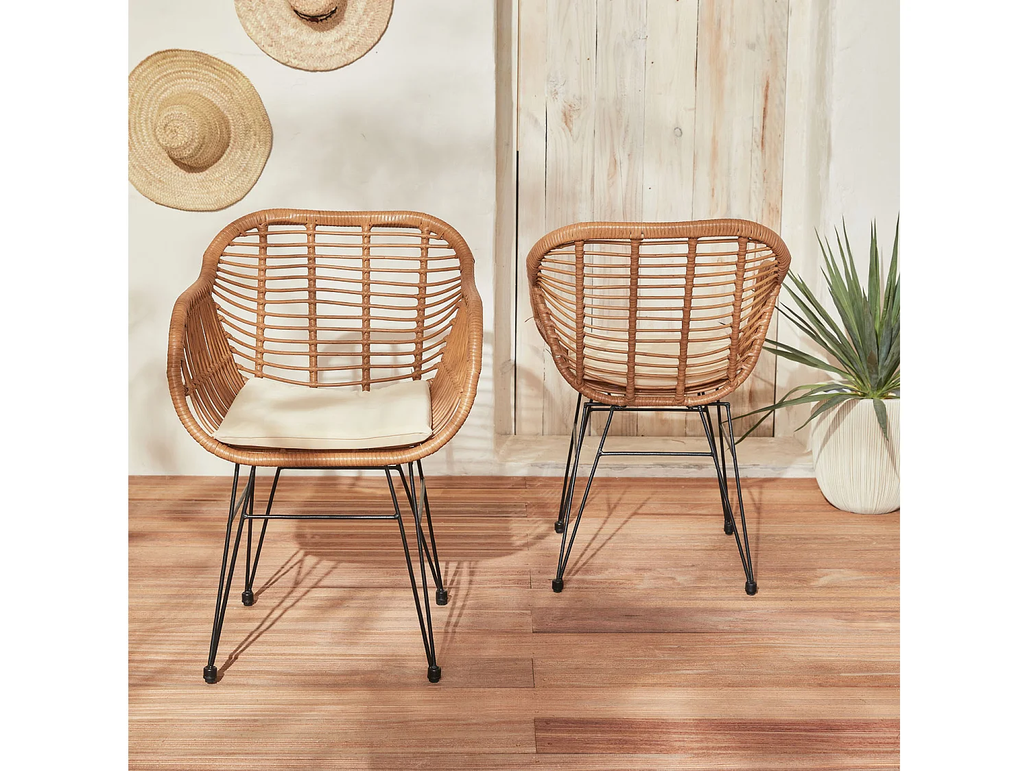 Lot de deux fauteuils effet rotin- résine et métal noir. style colonial. assise beige