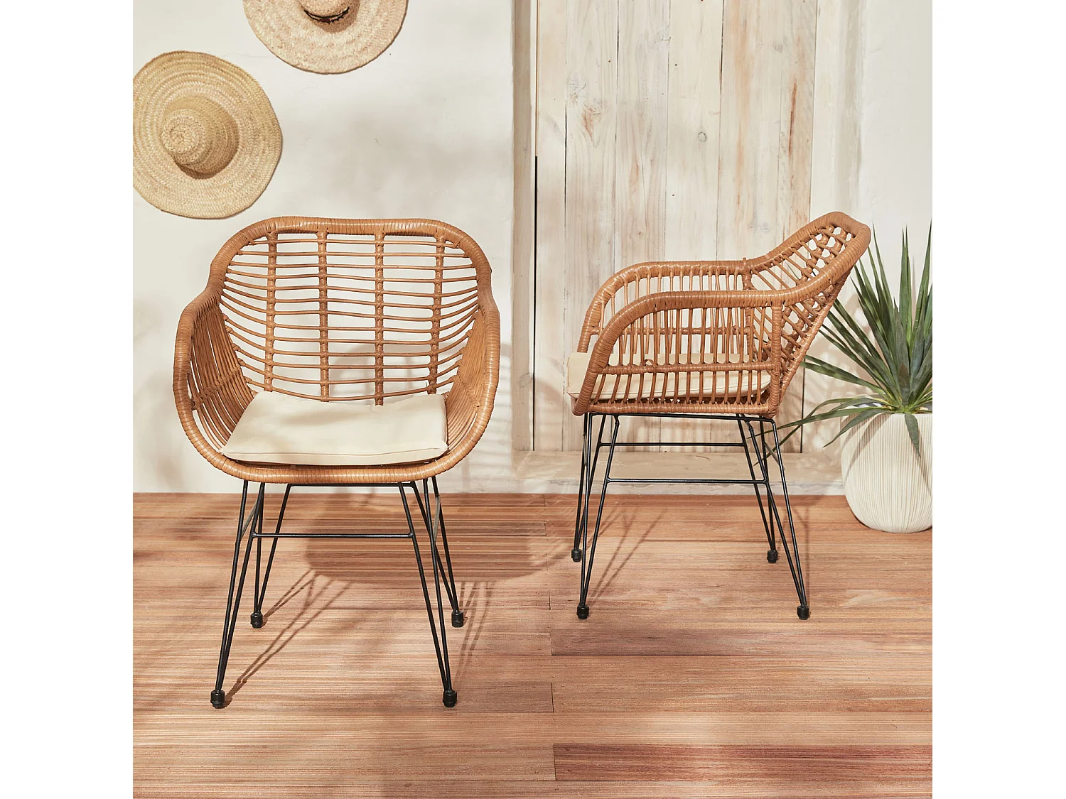 Lot de deux fauteuils effet rotin- résine et métal noir. style colonial. assise beige