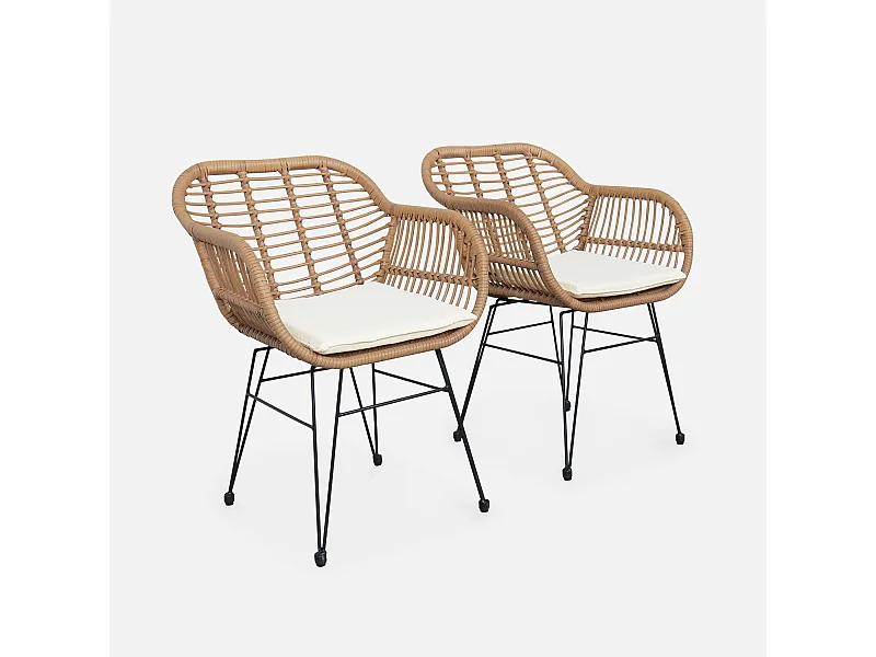 Lot de deux fauteuils effet rotin- résine et métal noir. style colonial. assise beige