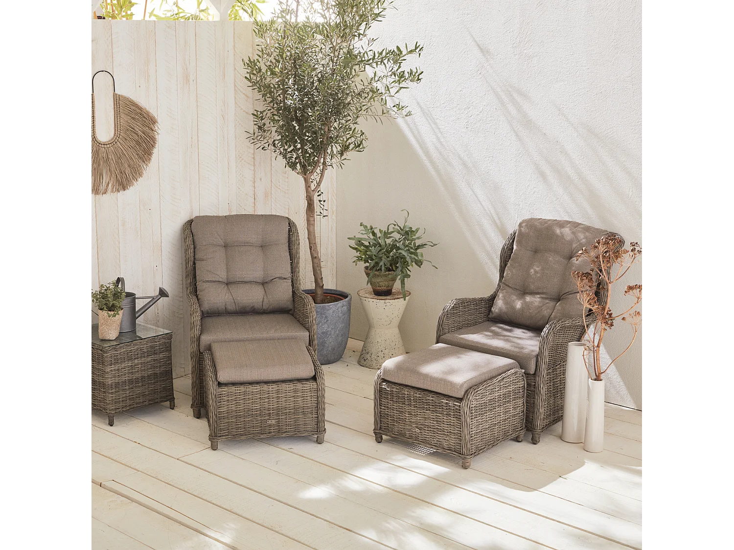 Lot de 2 fauteuils relax en résine tressée arrondie avec repose pieds et table basse - Barletta Gris - Aspect rotin. coussins beige. structure aluminium