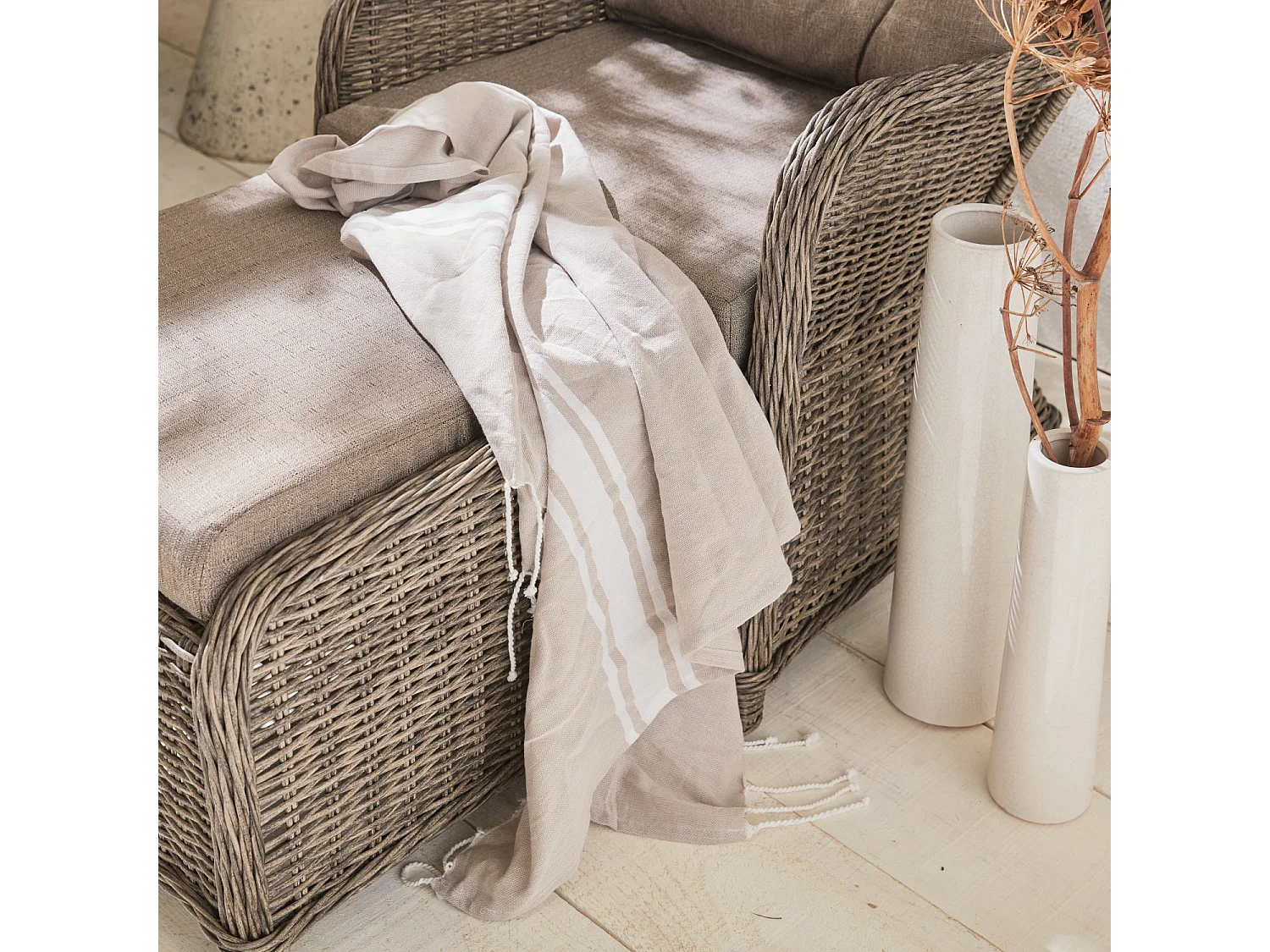 Lot de 2 fauteuils relax en résine tressée arrondie avec repose pieds et table basse - Barletta Gris - Aspect rotin. coussins beige. structure aluminium