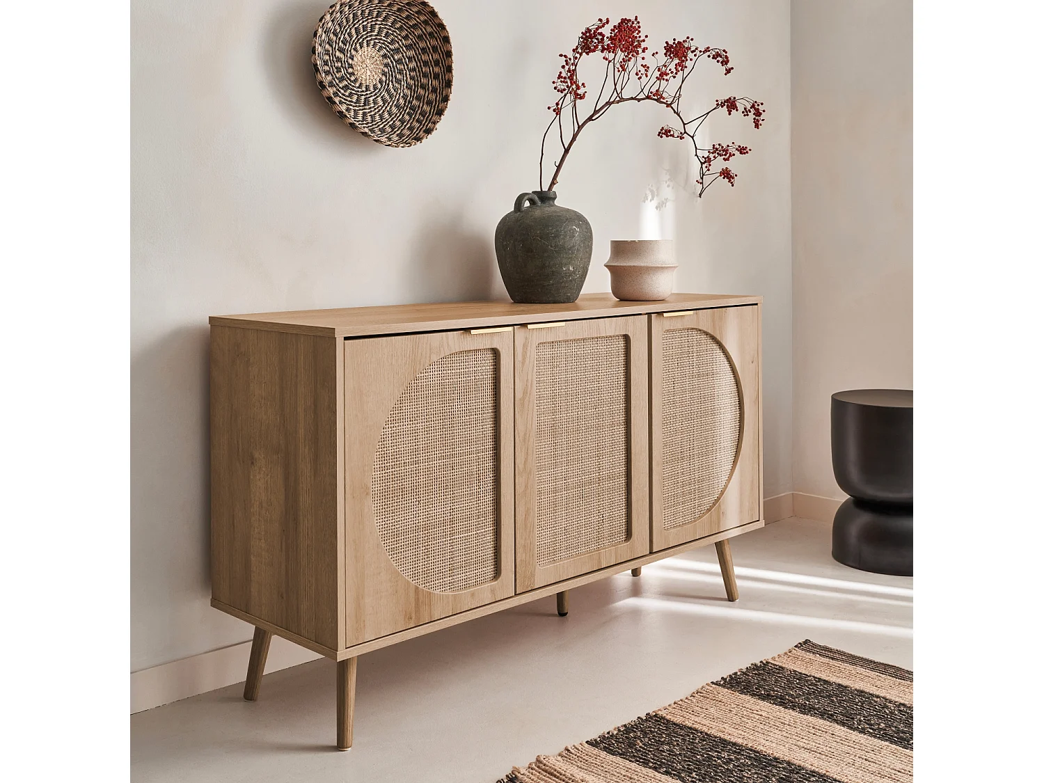 Credenza scandinava con decoro in legno e canna, 120cm, marrone
