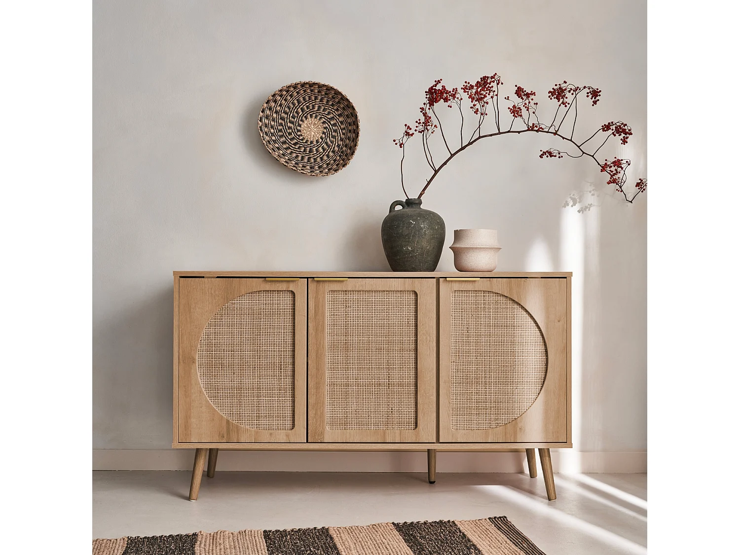 Credenza scandinava con decoro in legno e canna, 120cm, marrone