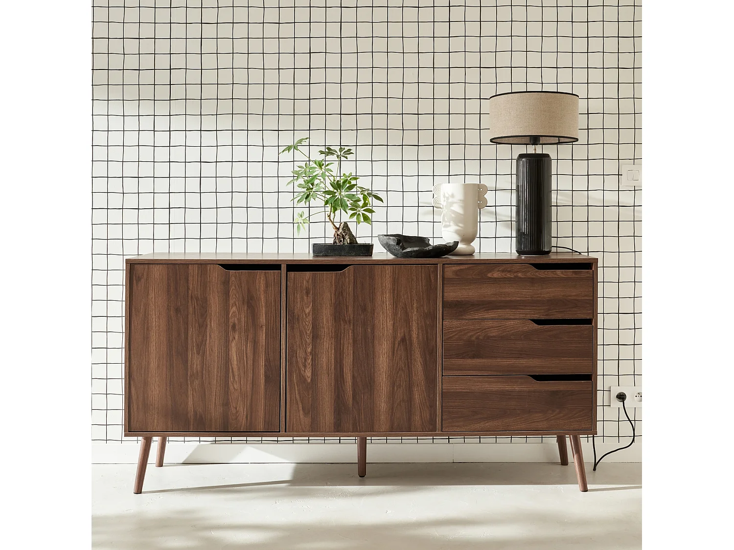 Buffet de rangement scandinave. buffet haut. vaisselier. 2 portes. 3 tiroirs. décor bois de noyer. 160cm