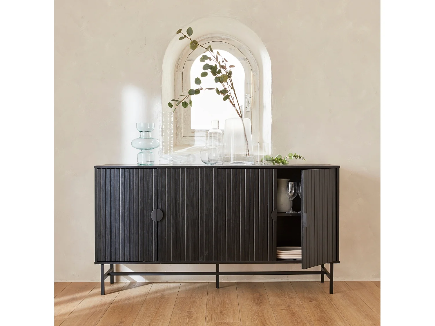 Buffet de rangement noir. Bazalt. quatre portes. deux étagères. buffet haut. vaisselier. L 157.5 x l 39 x H 83cm