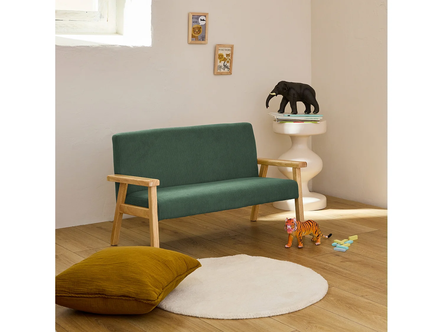 Banquette canapé enfant en bois et velours côtelé kaki. Isak. L 84 x P 43.5 x H 50cm