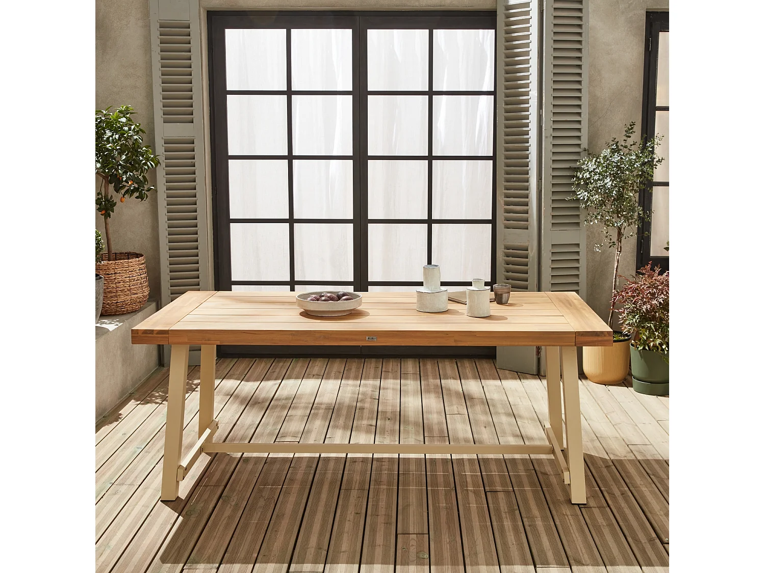 Table intérieur/extérieur en bois clair. effet teck et acier galvanisé ivoire. Fortaleza L190 x P91.5 x H76cm 6-8 places