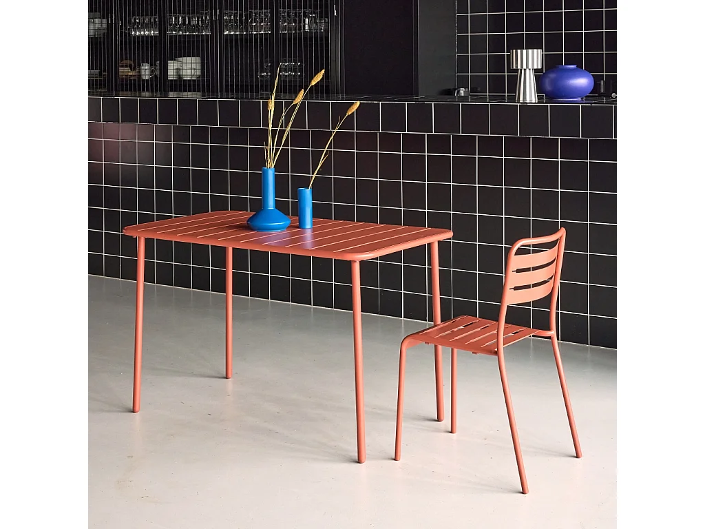 Table de jardin métal 4 places. terracotta. Amelia. 120x70cm. traitement antirouille. lattes et bords arrondis