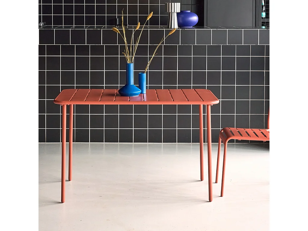Table de jardin métal 4 places. terracotta. Amelia. 120x70cm. traitement antirouille. lattes et bords arrondis