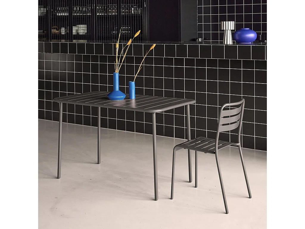 Table de jardin métal 4 places. anthracite. Amelia. 120x70cm. traitement antirouille. lattes et bords arrondis.