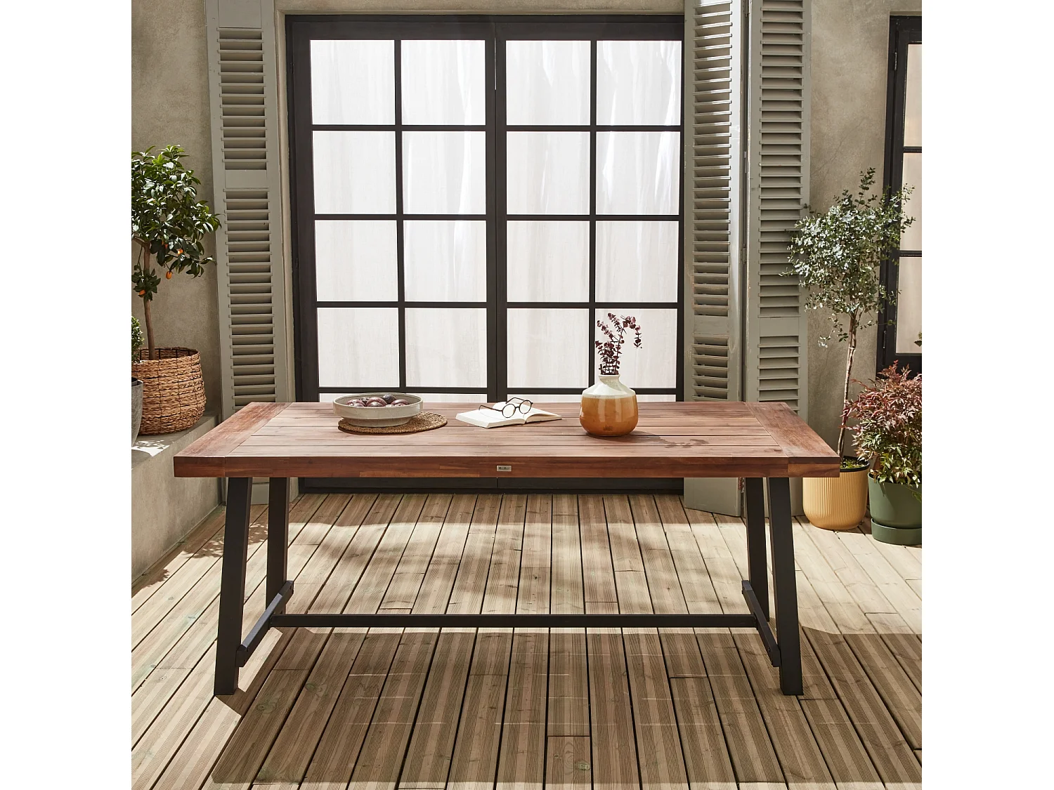 Table intérieur/extérieur en bois foncé. effet noyer et acier galvanisé noir. Fortaleza 190cm. 6-8 places