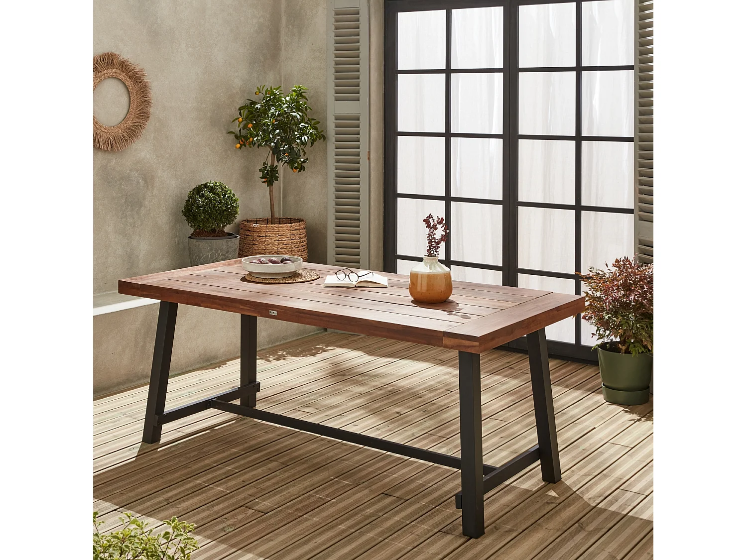 Table intérieur/extérieur en bois foncé. effet noyer et acier galvanisé noir. Fortaleza 190cm. 6-8 places