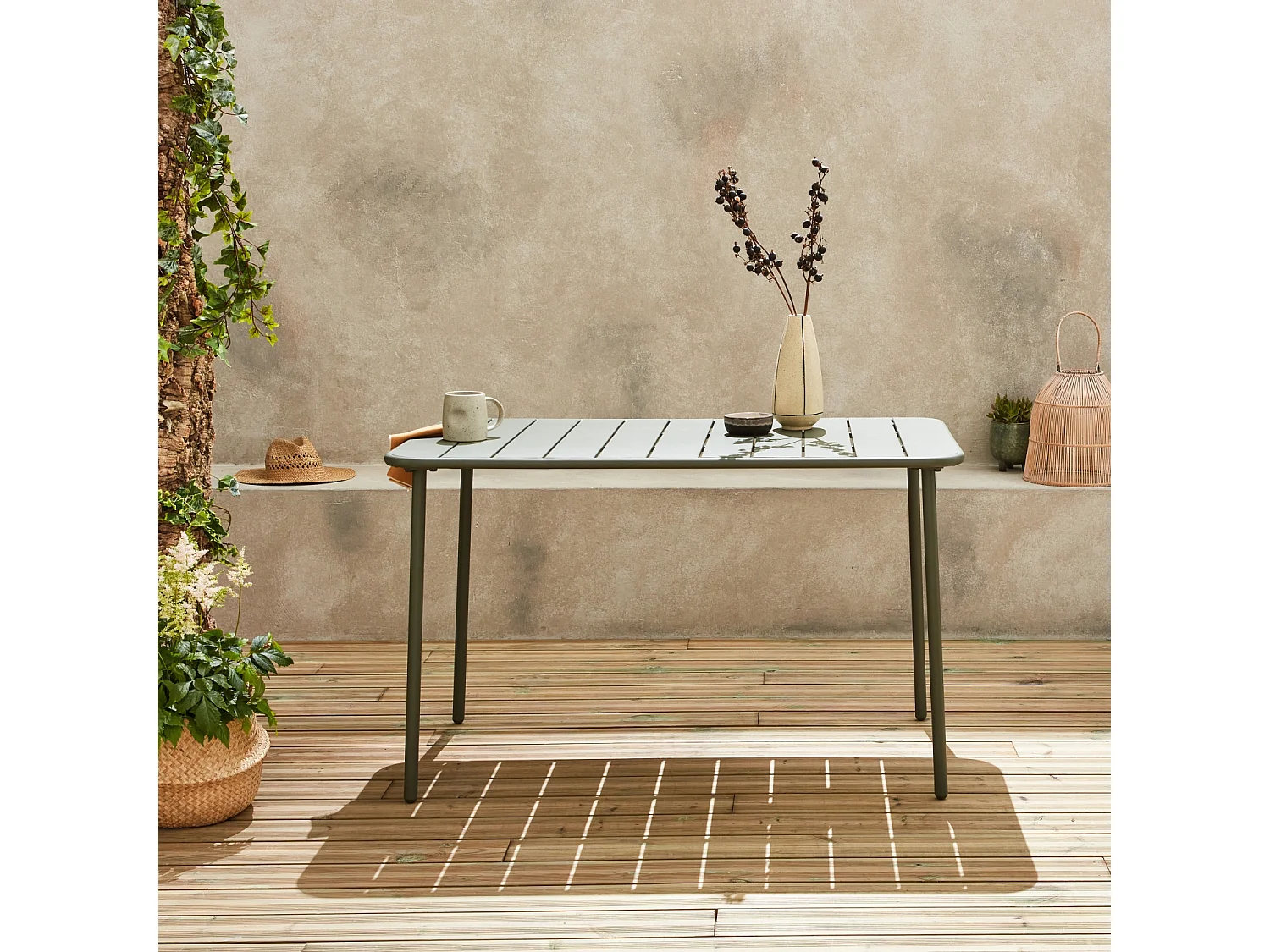 Table de jardin métal 4 places. kaki. Amelia. 120x70cm. traitement antirouille. lattes et bords arrondis