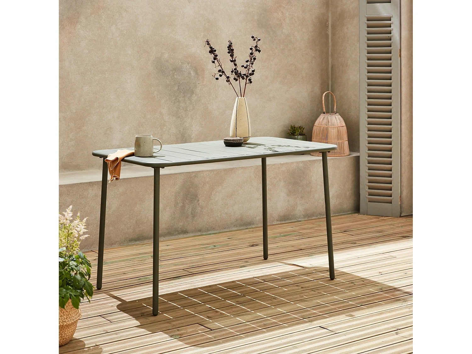 Table de jardin métal 4 places. kaki. Amelia. 120x70cm. traitement antirouille. lattes et bords arrondis