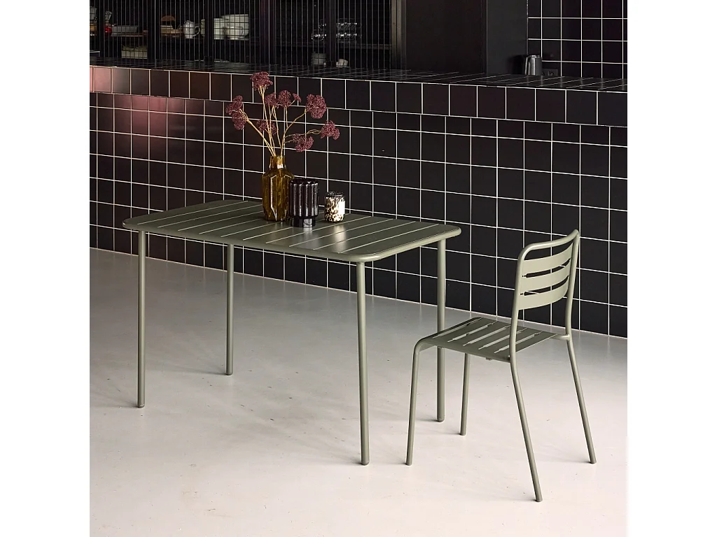 Table de jardin métal 4 places. kaki. Amelia. 120x70cm. traitement antirouille. lattes et bords arrondis