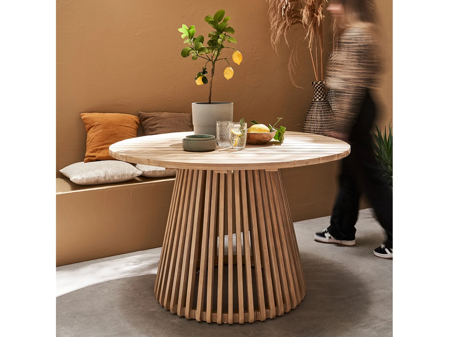 Table à manger ronde en bois d'acacia. 4 places. intérieur et extérieur