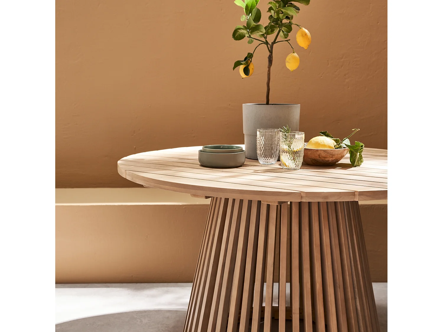 Table à manger ronde en bois d'acacia. 4 places. intérieur et extérieur