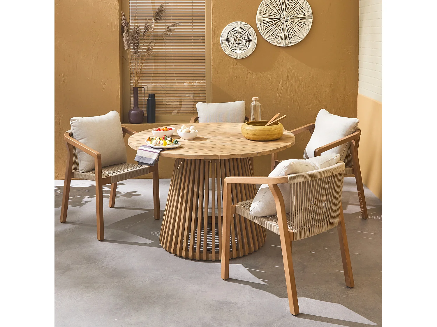 Table à manger ronde en bois d'acacia. 4 places. intérieur et extérieur