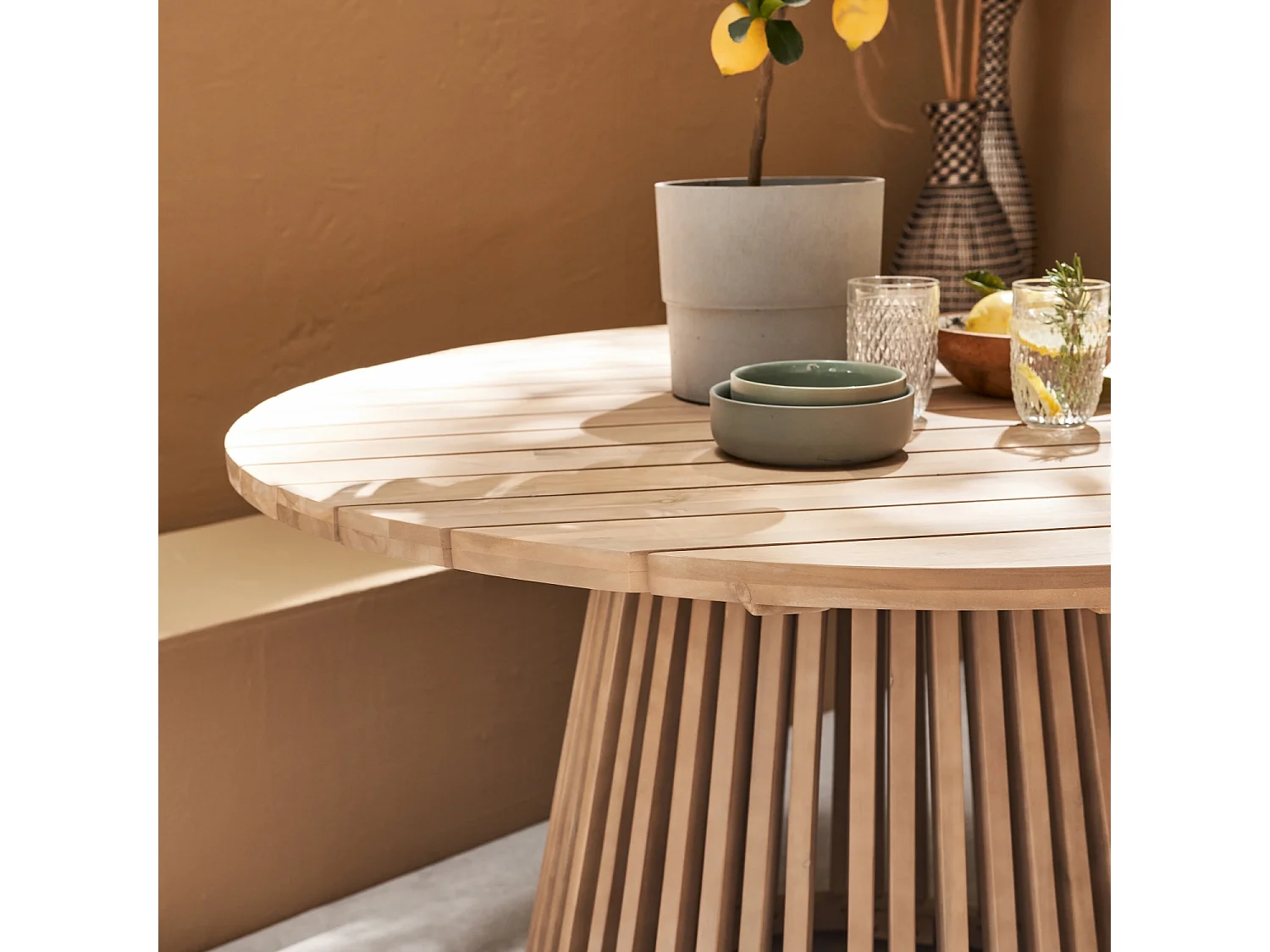 Table à manger ronde en bois d'acacia. 4 places. intérieur et extérieur