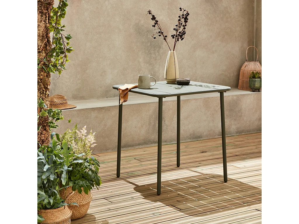 Table de jardin métal 2 places. kaki. Amelia. 70x70cm. traitement antirouille. lattes et bords arrondis