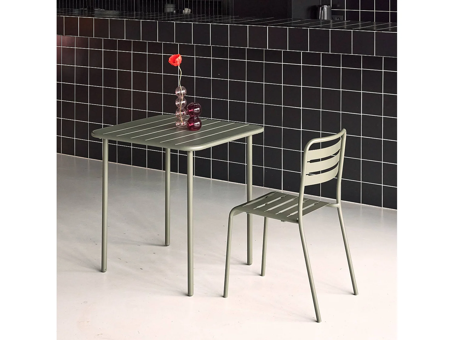 Table de jardin métal 2 places. kaki. Amelia. 70x70cm. traitement antirouille. lattes et bords arrondis