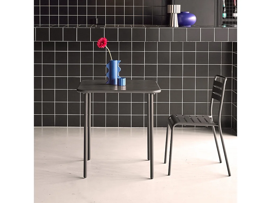 Table de jardin métal 2 places. anthracite. Amelia. 70x70cm. traitement antirouille. lattes et bords arrondis