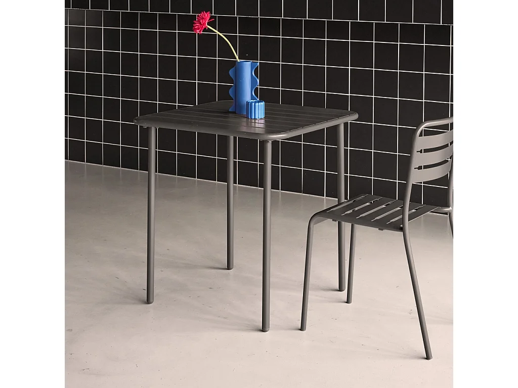 Table de jardin métal 2 places. anthracite. Amelia. 70x70cm. traitement antirouille. lattes et bords arrondis