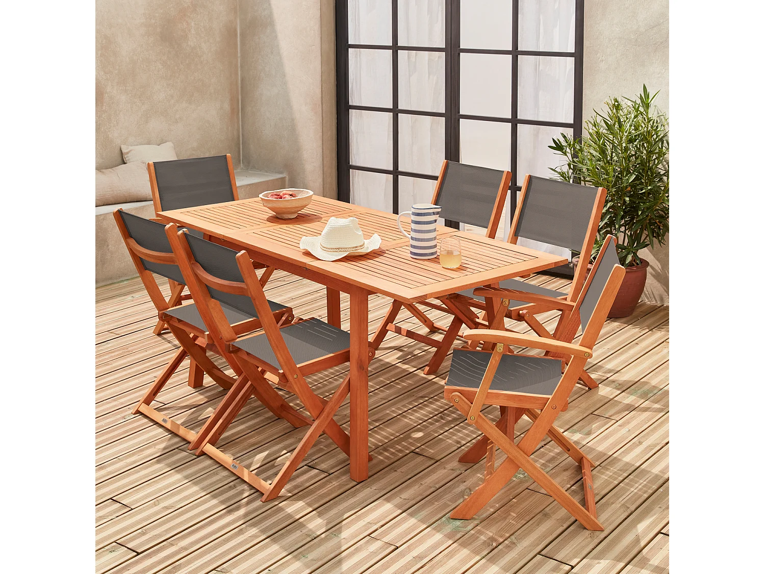 Salon de jardin en bois extensible - Almeria - Table 120/180cm avec rallonge. 2 fauteuils et 4 chaises. en bois d'Eucalyptus huilé et textilène anthracite