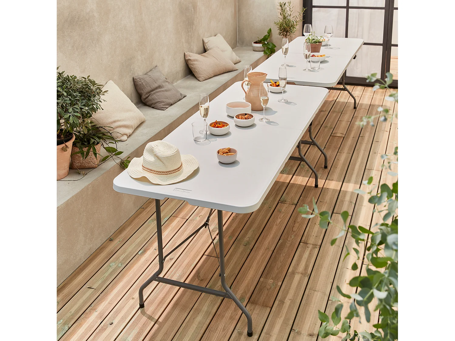 Lot de 2 tables de réception. pliables 180cm. table pliante avec poignée de transport. table de camping