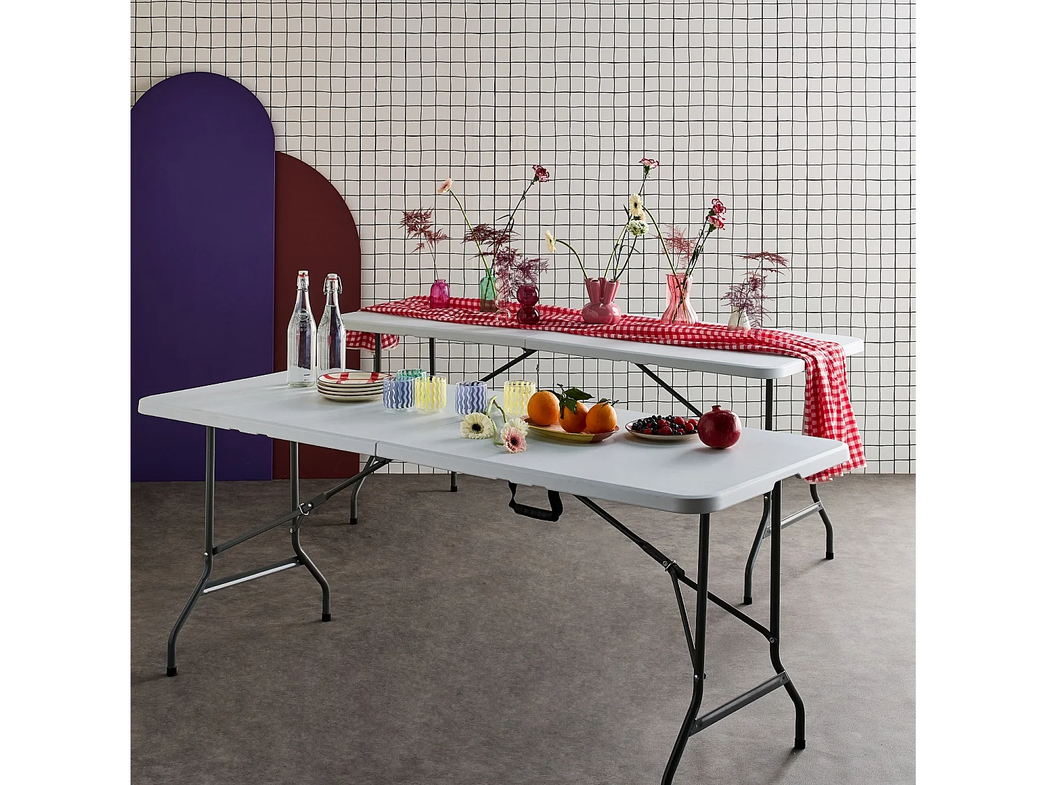Lot de 2 tables de réception. pliables 180cm. table pliante avec poignée de transport. table de camping