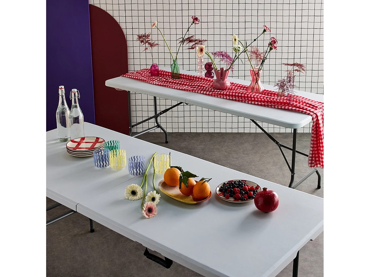 Lot de 2 tables de réception. pliables 180cm. table pliante avec poignée de transport. table de camping