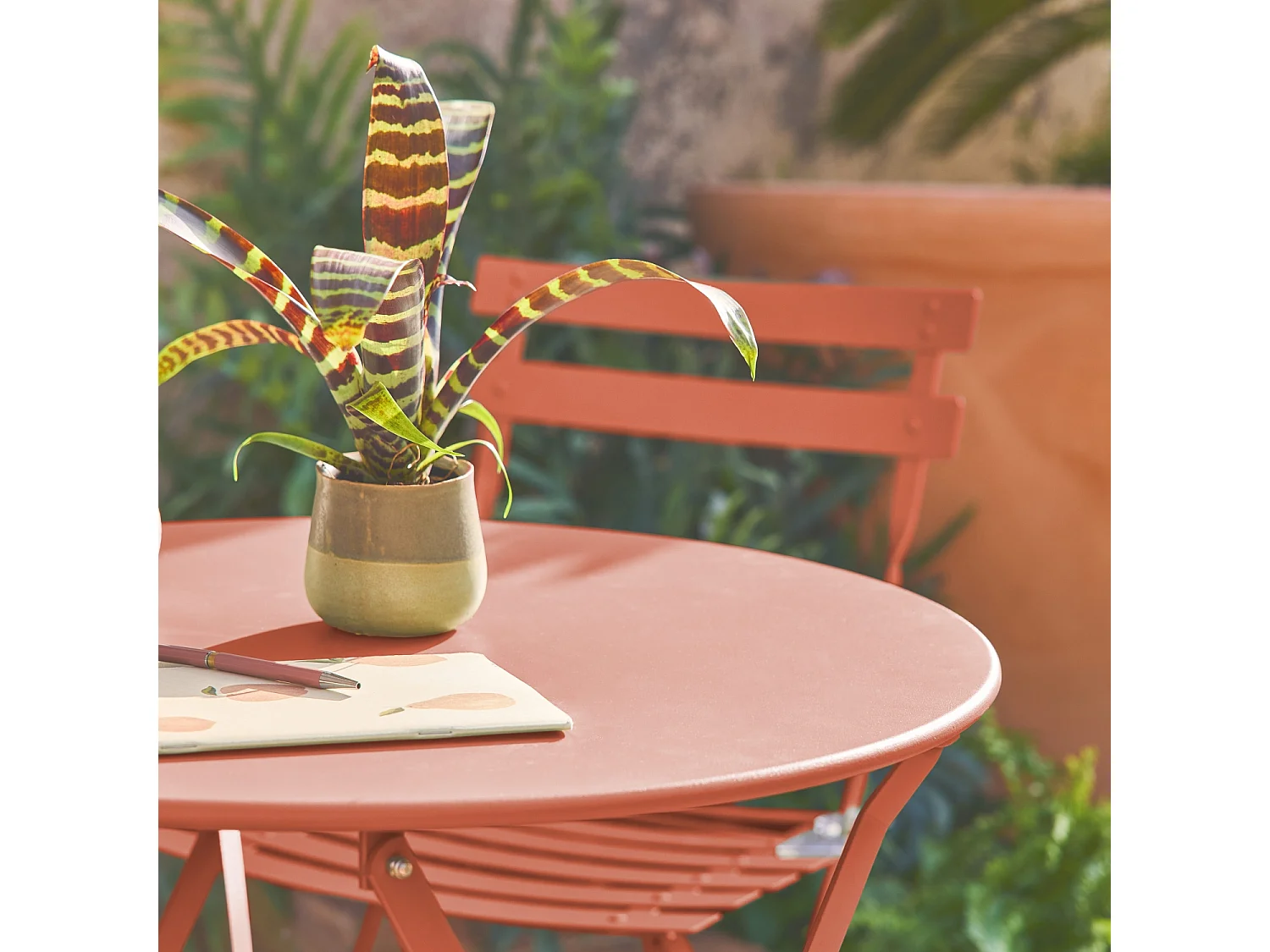 Table de jardin bistrot pliante métal + 2 assises terracotta Ø60 x 70cm. acier thermolaqué