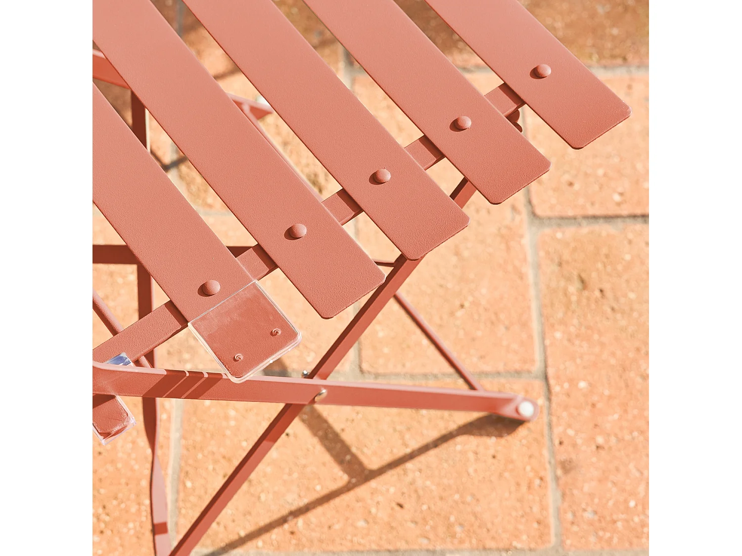 Table de jardin bistrot pliante métal + 2 assises terracotta Ø60 x 70cm. acier thermolaqué