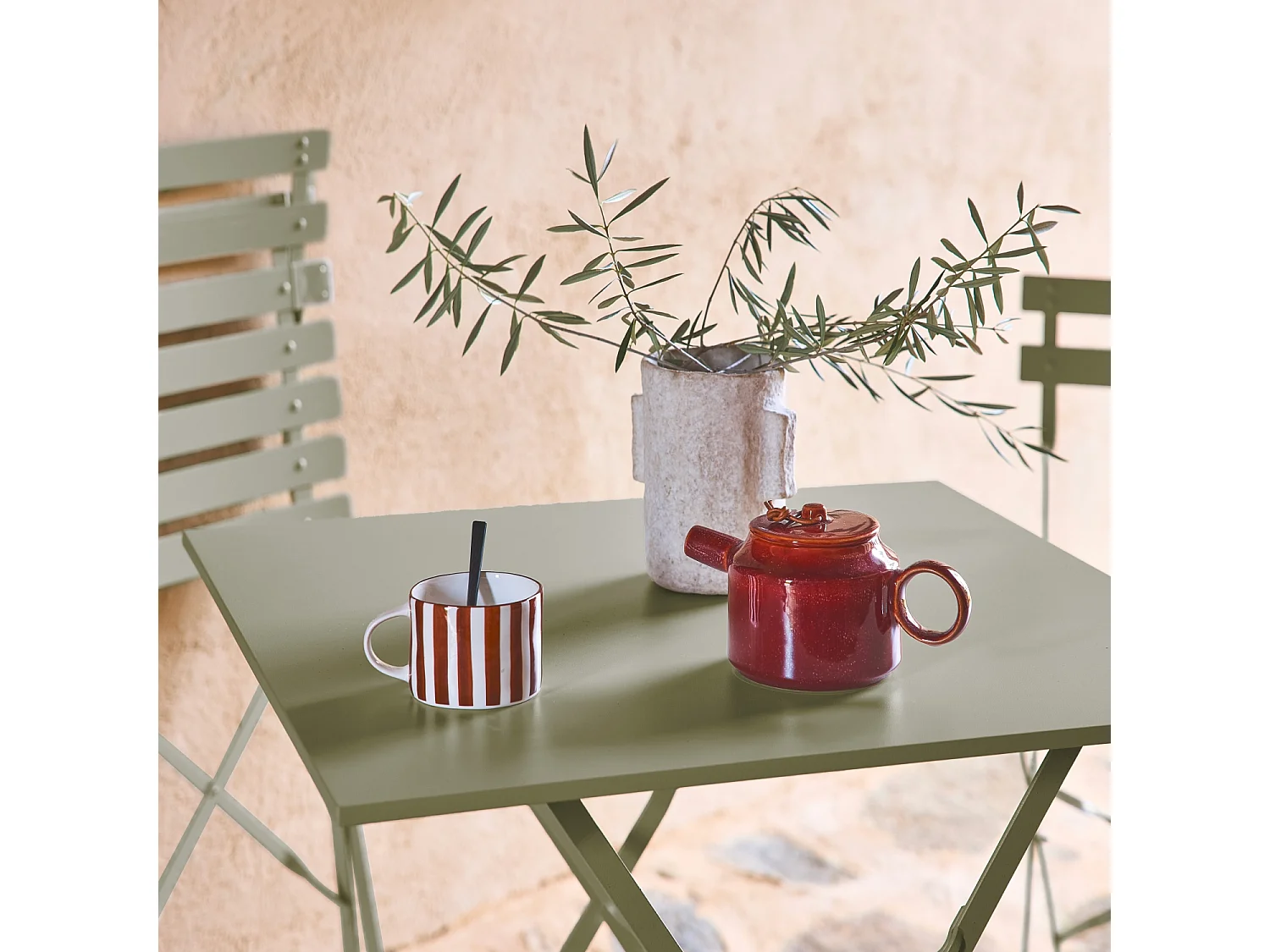 Table de jardin bistrot pliante métal + 2 assises vert de gris 70 x 70cm. acier thermolaqué