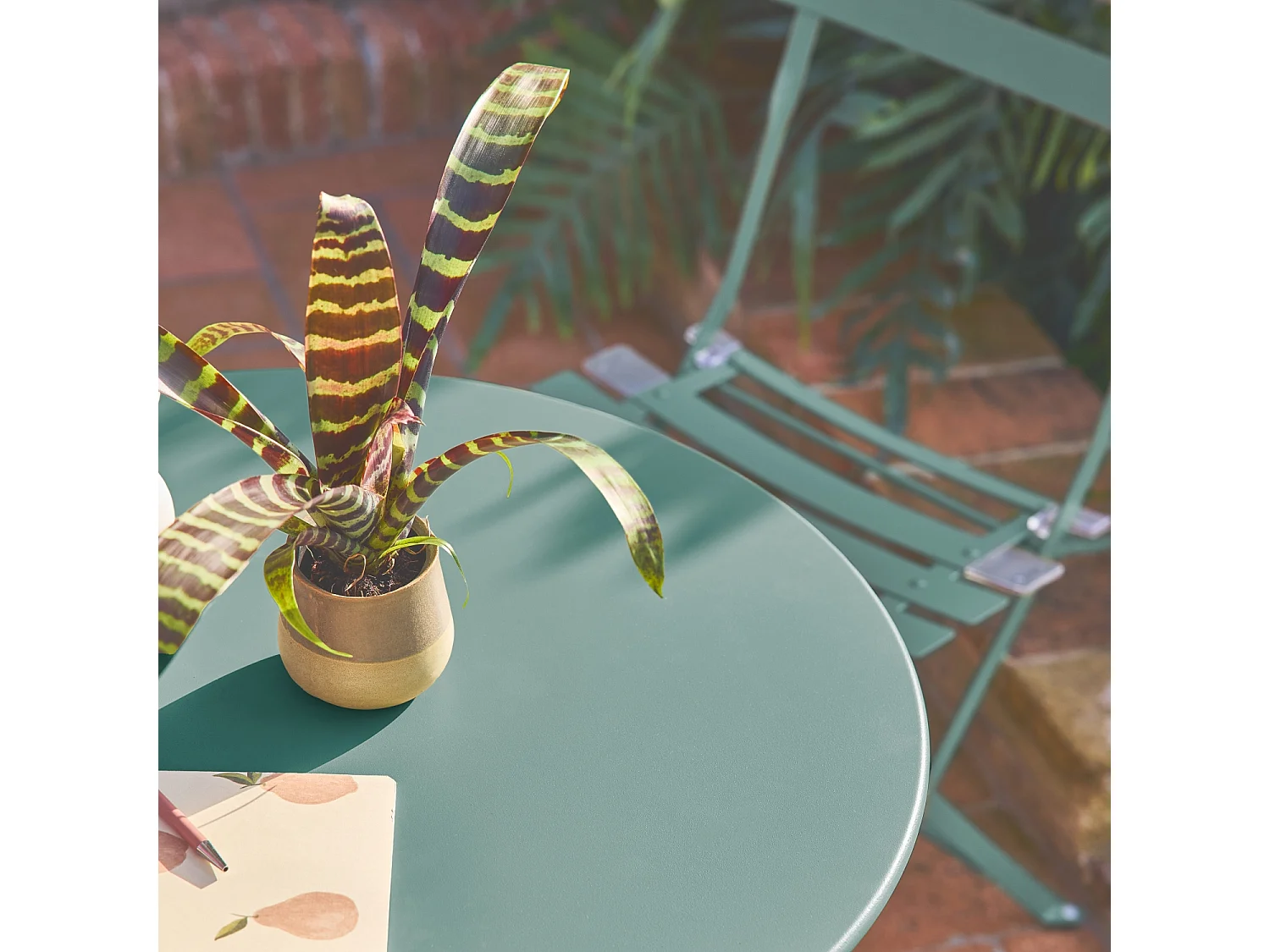 Table de jardin bistrot pliante métal + 2 assises bleu canard Ø60 x 70cm. acier thermolaqué