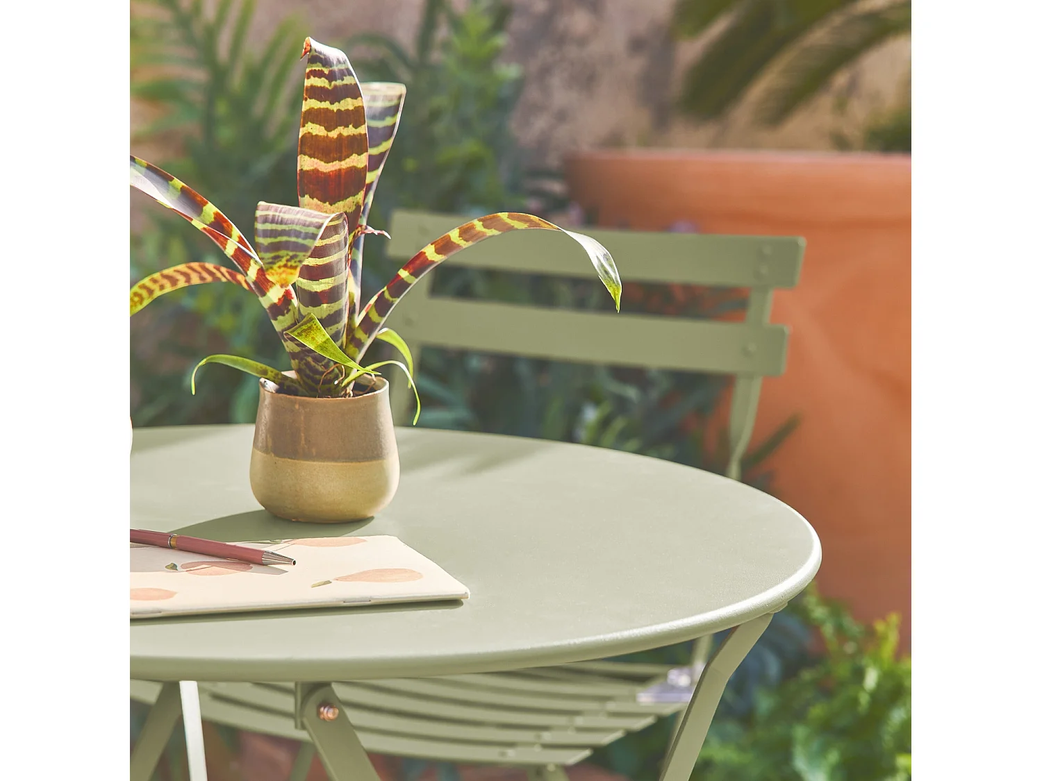 Table de jardin bistrot pliante métal + 2 assises vert de gris Ø60 x 70cm. acier thermolaqué